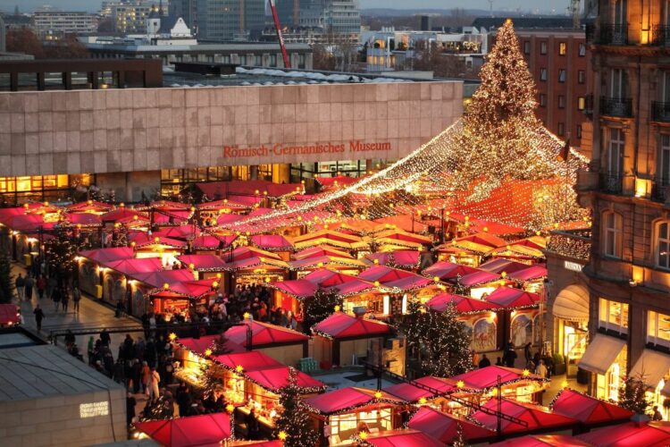 Symbolbild; Weihnachtsmarkt auf dem Roncalliplatz am Kölner Dom (2011)