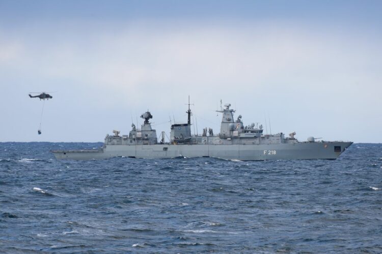Symbolbild; Der Bordhubschrauber Sea Lynx fliegt mit einer Außenlast zur Fregatte F 218 Mecklenburg-Vorpommern während der Übung Heimdall 2022 im Nordmeer vor der Küste von Norwegen, am 17.10.2022