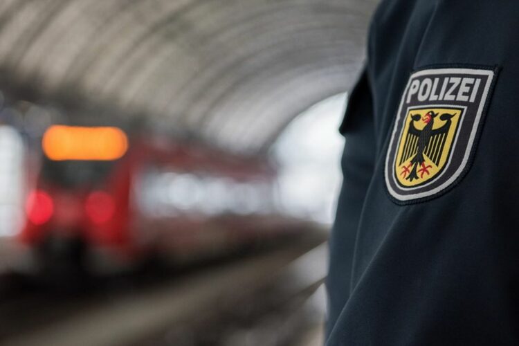 Symbolbild; Bundespolizei am Bahnsteig