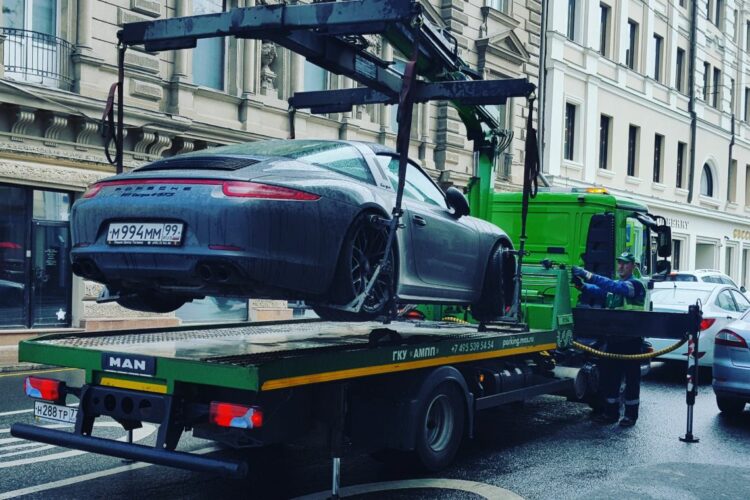 Symbolbild; Porsche wird abgeschleppt