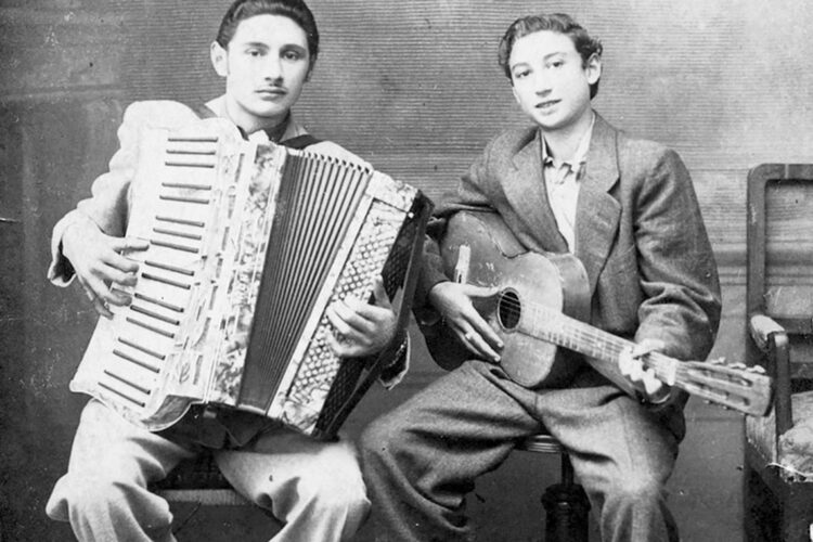 Auf der Flucht überlebt: Mirano Cavaljeti-Richter mit der Gitarre und sein Bruder Harry am Akkordeon im Jahr 1946.