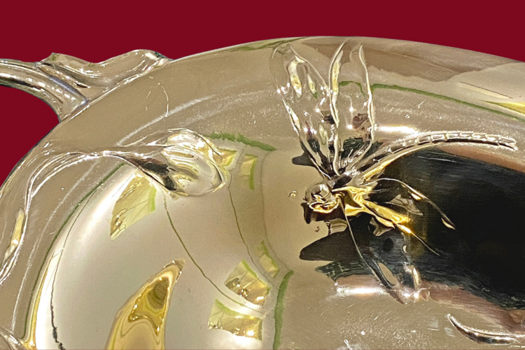 Schale mit Libelle: Tiere und Pflanzen spielen im Jugendstil eine wichtige Rolle: Das Kuchenkörbchen mit Blume und Libelle (Detail) wurde ab 1906 von WMF in Geislingen hergestellt