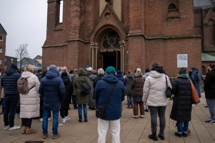 Friedensgebet vor der Kreuzkirche Herne für die Erdbebenopfer.