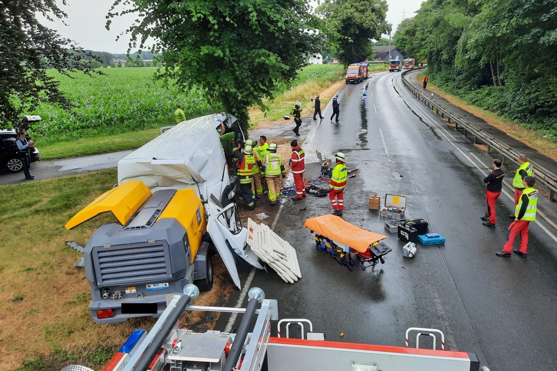 Verkehrsunfall in Gladbeck mit Fahrer (47) aus Bochum und einer eingeklemmten Person (47) aus Herne