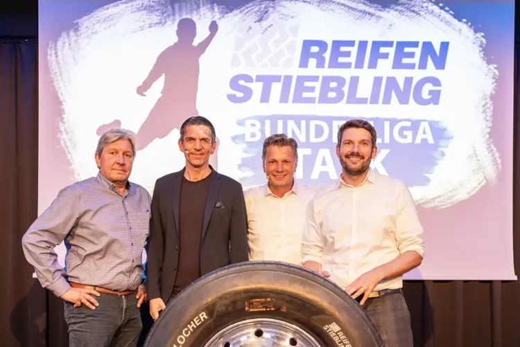 Bundesliga-Talk bei „Reifen Stiebling“ mit (von li.) Christian Stiebling, Deniz Aytekin, Thorsten Kinhöfer und Alexander Stiebling