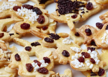 Osterplätzchen in Hasenform dekoriert.