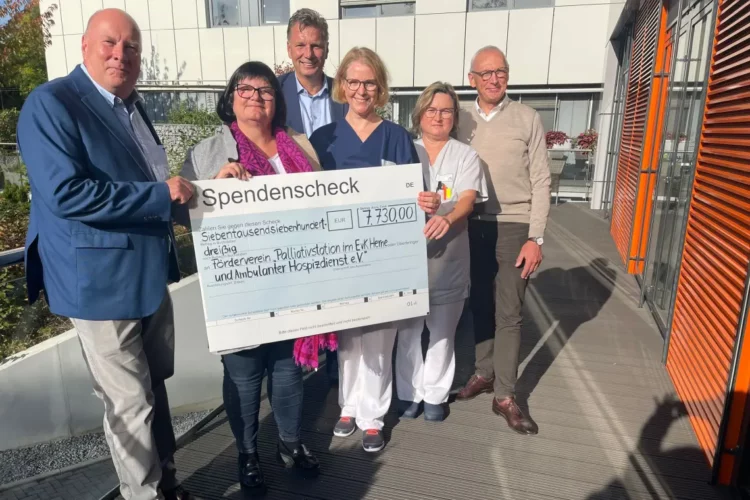 Ein Scheck über 7.730 Euro aus dem Erlös des Sommerturniers des Familienunternehmens MC-Bauchemie Müller wechselte auf der Terrasse der neuen Palliativstation am EvK Herne den Besitzer: (von links) Frank Schöntaube und Anja Spirres (beide MC-Bauchemie), Schirmherr Thorsten Kinhöfer, Stationsärztin Dr. Stephanie Richter, die stellv. Stationsleitung Cornelia Riebensahm und der Fördervereinsvorsitzende Frank Obenlüneschloß.