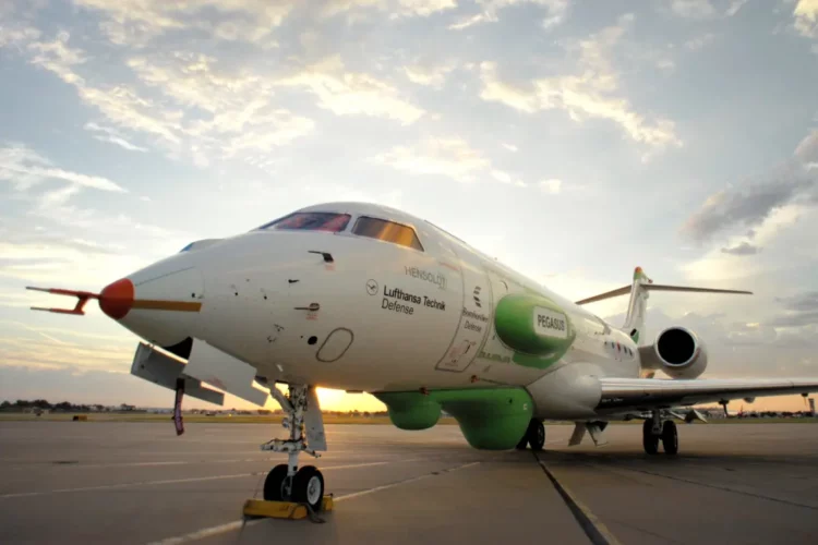 Nach Abschluss der Modifikationen in Wichita und der heute gestarteten Flugphase zur Erlangung der luftfahrtrechtlichen Zulassung sollen die Maschinen ab Mitte des nächsten Jahres jeweils nach Deutschland überführt werden.