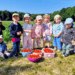 Süße Erdbeerzeit begeistert Kinder der Großtagespflege „Waldwichtel“ U3-Kinder der Großtagespflege „Waldwichtel“ beim Erdbeerpflücken auf dem Feld in Herne, Gruppenfoto mit vollen Schüsseln Erdbeeren.