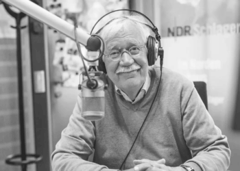 Carlo von Tiedemann im Hörfunkstudio von NDR Schlager.