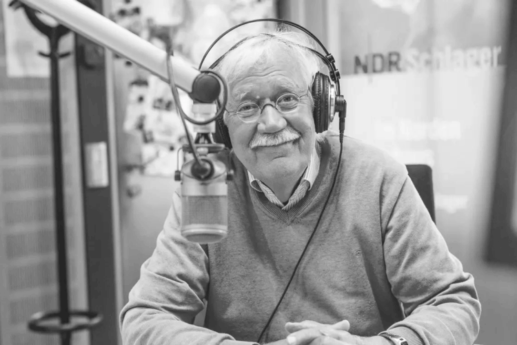 Carlo von Tiedemann im Hörfunkstudio von NDR Schlager.
