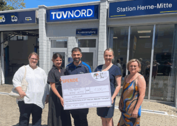 Palliativstation: TÜV-Ingenieur spendet 1.000 Euro für das EvK Herne Die Sonne strahlt, alle anderen auch: Zur Scheckübergabe trafen sich (von links) Nadine Kolpatzik (Stationsleitung Palliativstation), Romina und Ömer Kaleoglu (TÜV-Station Herne-Mitte), Dr. Katja Vogelsang (Ärztliche Leitung Palliativzentrum) und Cornelia Riebensahm (stellv. Stationsleitung Palliativstation).