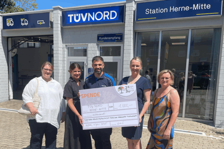 Die Sonne strahlt, alle anderen auch: Zur Scheckübergabe trafen sich (von links) Nadine Kolpatzik (Stationsleitung Palliativstation), Romina und Ömer Kaleoglu (TÜV-Station Herne-Mitte), Dr. Katja Vogelsang (Ärztliche Leitung Palliativzentrum) und Cornelia Riebensahm (stellv. Stationsleitung Palliativstation).