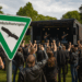 38. Rock‑Spektakulum im Stennert: Kulturerlebnis oder rechtswidrige Last? Rockkonzert vor Bühne im Landschaftsschutzgebiet mit Schild im Vordergrund.