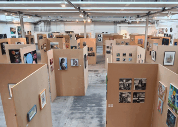 KUBOSHOW Kunstmesse Herne 2025: Die Entdeckermesse für junge Talente Blick in die große Halle der Flottmann-Hallen in Herne: modulare Stellwände mit zahlreichen Gemälden der KUBOSHOW Kunstmesse.