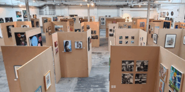 Blick in die große Halle der Flottmann-Hallen in Herne: modulare Stellwände mit zahlreichen Gemälden der KUBOSHOW Kunstmesse.