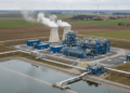 Lithium Altmark: Neptune Energy meldet weltweite Top-Ressource Eine Visualisierung zeigt eine mögliche Anlage zur Gewinnung von Lithium (DLE) in der Altmark, umgeben von landwirtschaftlichen Feldern und Windkraftanlagen. Diese Technologie soll Lithium aus tiefen Thermalwässern gewinnen.