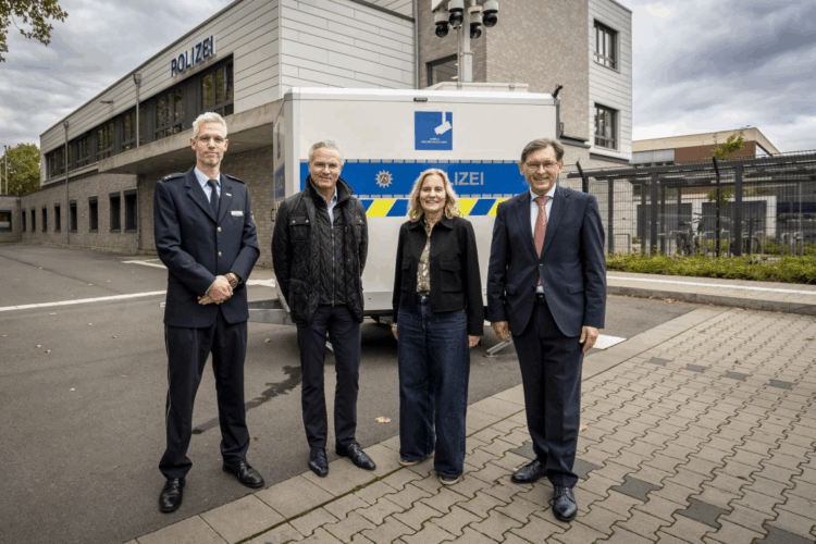 Polizeioberrat Felix Horn, Stadtdirektor Dr. Frank Burbulla, Polizeipräsidentin Christine Frücht und Oberbürgermeister Dr. Frank Dudda an der mobilen Videobeobachtungsanlage.