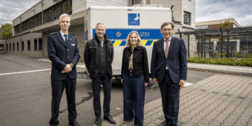 Polizeioberrat Felix Horn, Stadtdirektor Dr. Frank Burbulla, Polizeipräsidentin Christine Frücht und Oberbürgermeister Dr. Frank Dudda an der mobilen Videobeobachtungsanlage.
