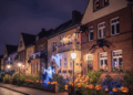 Verwaltungsversagen mit Ansage: Halloween-Showdown in der denkmalgeschützten Teutoburgia Häuser der Siedlung Teutoburgia in Herne bei Nacht, mit übertriebener Halloween-Dekoration und warmem Laternenlicht.