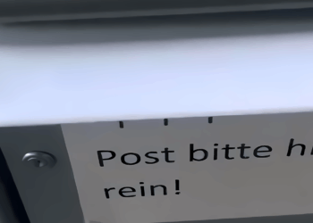 Bürgerinitiative Hallenbad Eickel: 47 Unterschriften für Vorprüfung eingereicht Fotografie eines Briefkastens mit Aufschrift 'Post bitte hier rein!'.