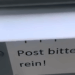 Fotografie eines Briefkastens mit Aufschrift 'Post bitte hier rein!'.