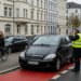 Falschparker-Portal Herne: Rechtlich und technisch möglich, verwaltungstechnisch überfällig Privatperson in Warnweste fotografiert falsch parkenden schwarzen Mercedes A-Klasse (HER NE 959) im Halteverbot in Herne.