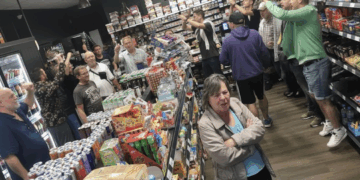 Innenansicht von Okis Kiosk an der Bahnhofstraße in Herne-Baukau: tanzende Personen, Ausschank und Konsum alkoholischer Getränke; DJ und SPD-Ratskandidat Alexander Stahl legt beim Buden-Rave auf.