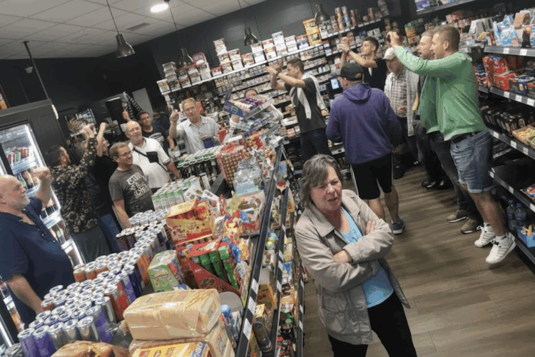 Innenansicht von Okis Kiosk an der Bahnhofstraße in Herne-Baukau: tanzende Personen, Ausschank und Konsum alkoholischer Getränke; DJ und SPD-Ratskandidat Alexander Stahl legt beim Buden-Rave auf.