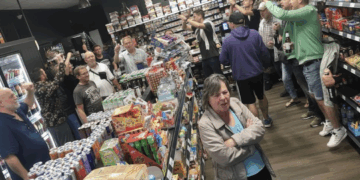 Ausschussvorsitz dank „Buden-Rave“? Warum Herne ein Legitimationsproblem hat Innenansicht von Okis Kiosk an der Bahnhofstraße in Herne-Baukau: tanzende Personen, Ausschank und Konsum alkoholischer Getränke; DJ und SPD-Ratskandidat Alexander Stahl legt beim Buden-Rave auf.