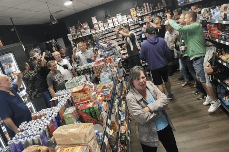 Ausschussvorsitz dank „Buden-Rave“? Warum Herne ein Legitimationsproblem hat Innenansicht von Okis Kiosk an der Bahnhofstraße in Herne-Baukau: tanzende Personen, Ausschank und Konsum alkoholischer Getränke; DJ und SPD-Ratskandidat Alexander Stahl legt beim Buden-Rave auf.