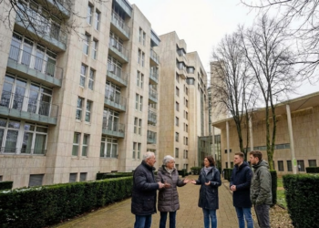 Geburtshilfe Wanne-Eickel: 2030 wird wohl der letzte Wanne-Eickler geboren Besorgte Bürger vor dem St. Anna Hospital in Wanne-Eickel diskutieren über die Schließung der Geburtshilfe ab 2030.