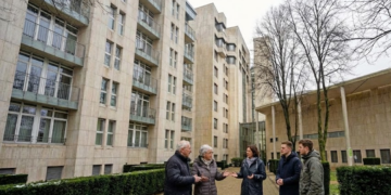 Besorgte Bürger vor dem St. Anna Hospital in Wanne-Eickel diskutieren über die Schließung der Geburtshilfe ab 2030.