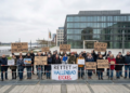 Demonstranten protestieren vor dem Düsseldorfer Landtag NRW mit Schildern wie "Rettet das Hallenbad Eickel" und "Erhaltet das Schulschwimmen" gegen den Abriss.