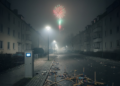 Nächtliche deutsche Wohnstraße im dichten Silvester-Smog mit einer Luftmessstation, Feuerwerksabfällen am Boden und einer Rakete am Himmel.