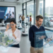 Digitale Trends 2026 – Wie Unternehmen den technologischen Wandel meistern Modernes Büro 2026: Menschen arbeiten mit VR-Brillen, Hologrammen und Robotern an digitalen Innovationen, im Hintergrund lädt ein E-Auto.