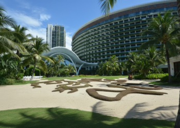 Außenansicht der begrünten Fassaden und Hotelanlagen in Forest City, Malaysia.