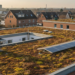 Gründach-Förderung in Herne: So sichern sich Eigentümer:innen bares Geld xtensive Dachbegrünung mit Sedum-Pflanzen und Photovoltaik-Anlage auf einem Wohngebäude in zur Förderung der Klimaresilienz.