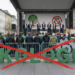 Demonstration mit Bühne und Publikum; im Vordergrund steht „ÖKOLOGIE“, mit großem roten handgeschriebenen Kreuz durchgestrichen.