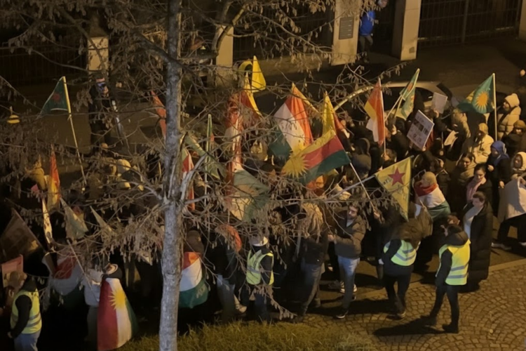 Demonstration am 28.01.2026 in Herne mit kurdischen Fahnen.