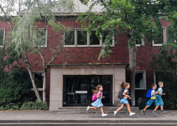 Kinder laufen am ehemaligen Hallenbad-Eickel in Herne vorbei.