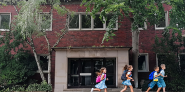 Kinder laufen am ehemaligen Hallenbad-Eickel in Herne vorbei.