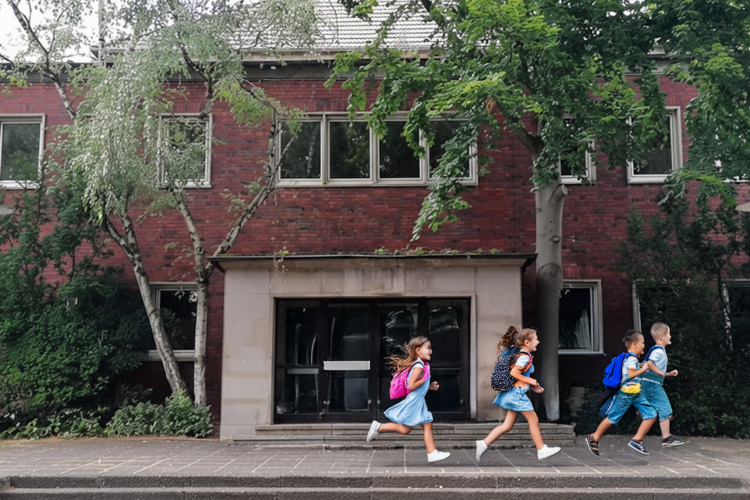 Kinder laufen am ehemaligen Hallenbad-Eickel in Herne vorbei.