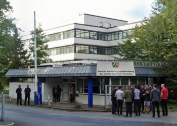 Zentrale Unterbringungseinrichtung (ZUE) des Landes Nordrhein-Westfalen in Herne an der Südstraße – Außenansicht des Gebäudes mit Eingangsbereich und Sicherheitsbereich.