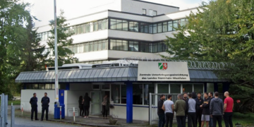 Zentrale Unterbringungseinrichtung (ZUE) des Landes Nordrhein-Westfalen in Herne an der Südstraße – Außenansicht des Gebäudes mit Eingangsbereich und Sicherheitsbereich.