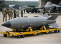 Sicherheit durch Stärke: Warum Deutschland eine eigene Atombombe braucht Darstellung einer modernen Atombombe mit Bundeswehr-Luftwaffe Hoheitsabzeichen auf einem Transportwagen vor einem F-35 Kampfjet zur Illustration von nuklearer Teilhabe und Abschreckung in Deutschland.