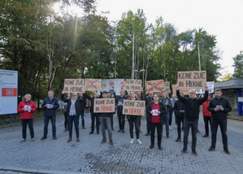 Angst an der Südstraße: Anwohner-Wut und Unternehmer-Panik wegen neuer Riesen-ZUE Demonstrierende halten Schilder mit der Aufschrift „KEINE ZUE IN HERNE“ bei einer Kundgebung im Freien.