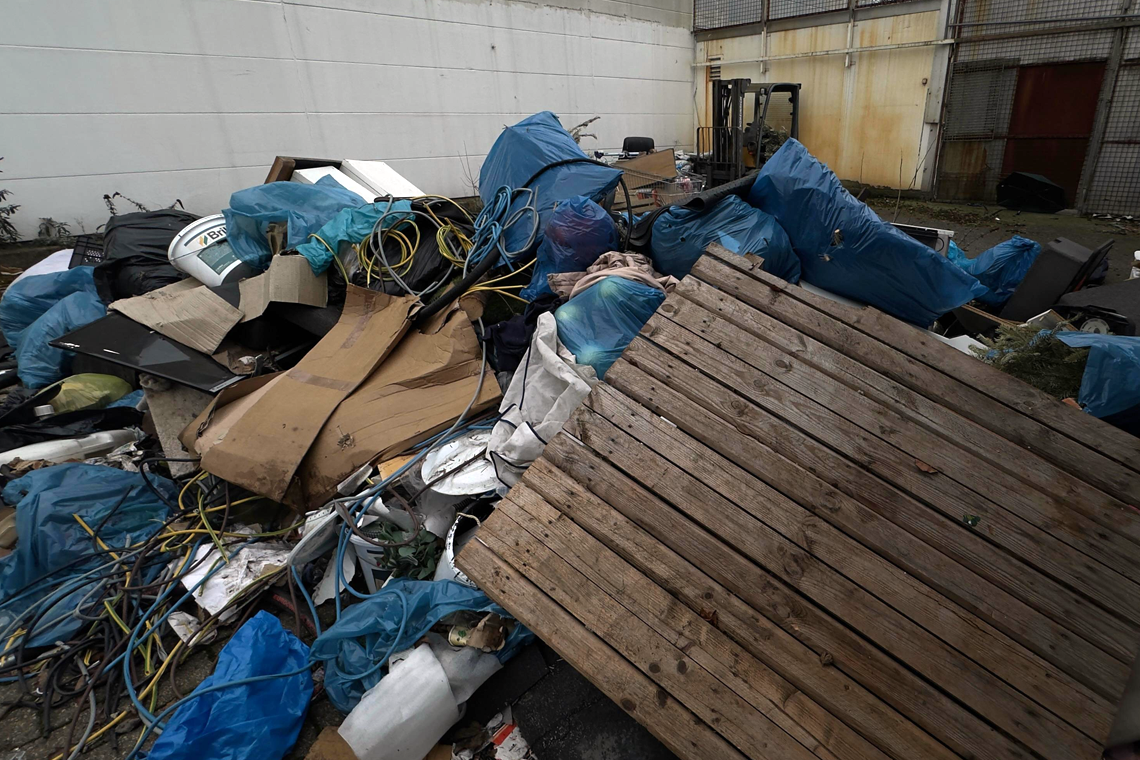 Vermüllter Bereich mit Abfall und Materialien.