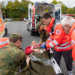 Soldaten vom Sanitätsregiment 2 übergeben einen versorgten Patienten an das Deutsche Rote Kreuz beim ersten Landesübungstag Rheinland-Pfalz 2025 in Montabaur, am 27.09.2025.