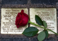 Zwei Stolpersteine in Herne für Wilhelmine „Mimmi“ Schuster und August Schuster, im Gehweg verlegt und mit roter Rose – Gedenken an Opfer des Nationalsozialismus an der Altenhöfener Straße 47 in Herne.